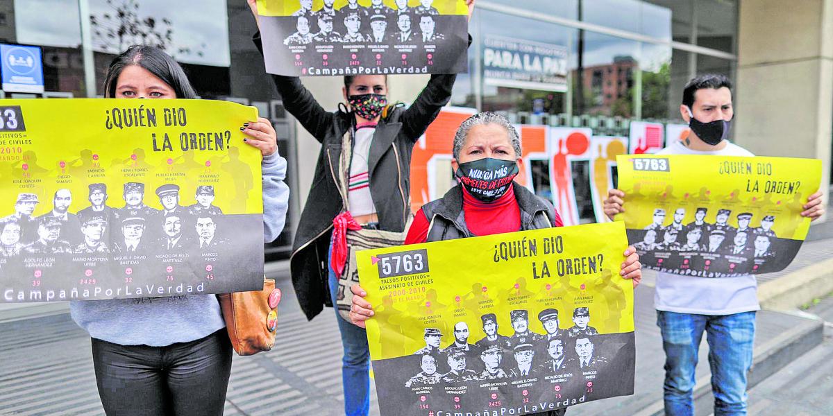 En la JEP, familiares de víctimas de ejecuciones extrajudiciales han protestado pidiendo verdad y justicia.