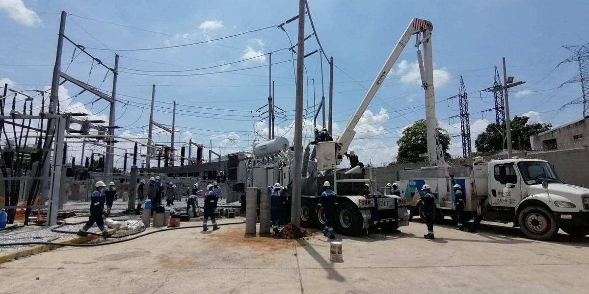 Un transformador móvil es utilizado para la normalización del servicio de energía a los barrios afectados por la conflagración registrada en la noche de este martes en la subestación Silencio.