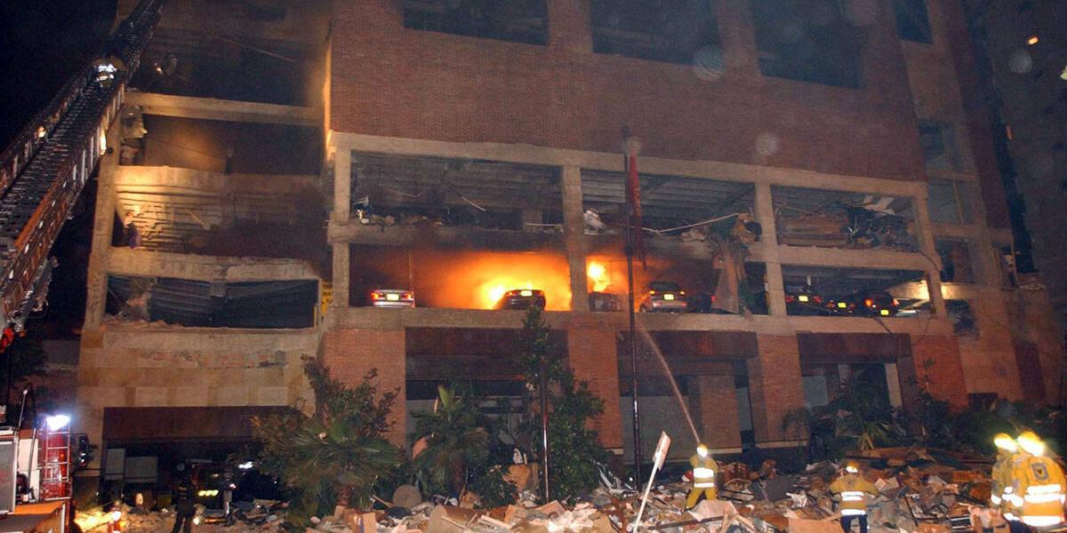 Atentado a El Nogal. El 7 de febrero de 2003, a las 7:30 p. m., un carro bomba estalló en las instalaciones del club al norte de Bogotá, dejando 36 muertos y 198 heridos. El ataque fue coordinado y ordenado por Hernán Darío Velázquez, alias ‘El Paisa’, hoy disidente de las Farc.