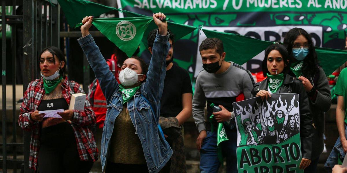 Protesta en favor de la despenalización del aborto afuera de la Corte Constitucional.