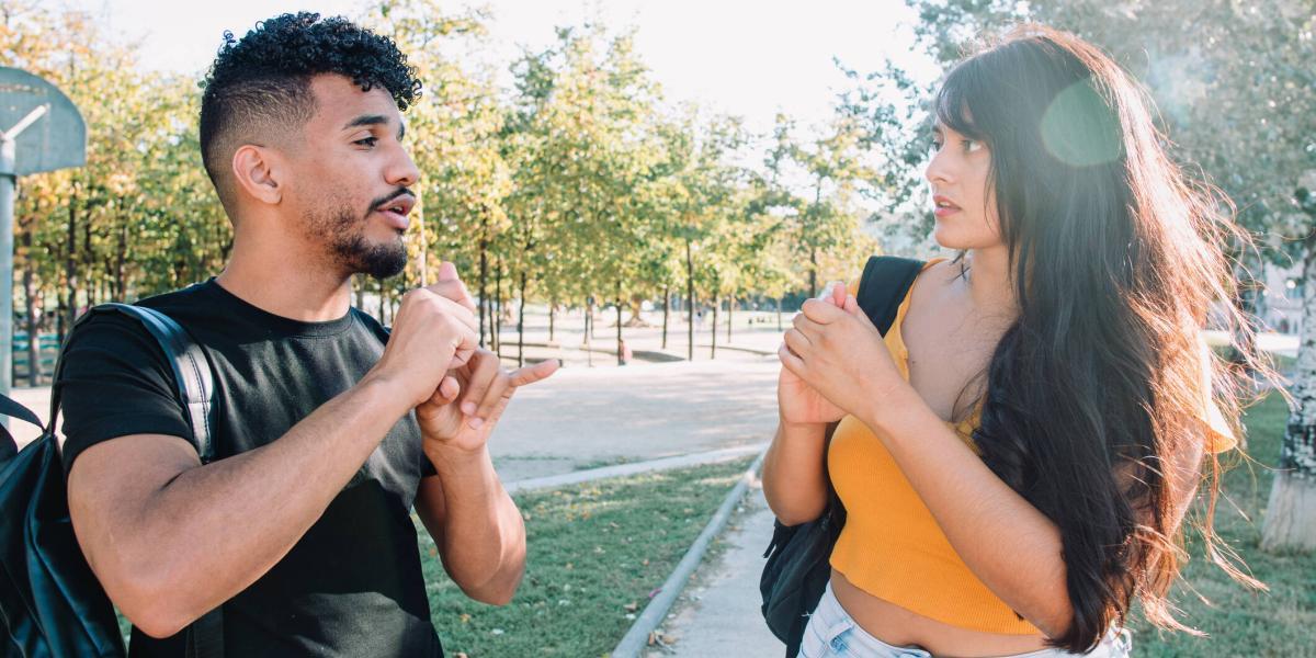 Normalmente en nuestra cabeza escuchamos esa voz interna porque es la forma en la que nos comunicamos todos los días. En el caso de las personas con discapacidad auditiva es el mismo patrón.