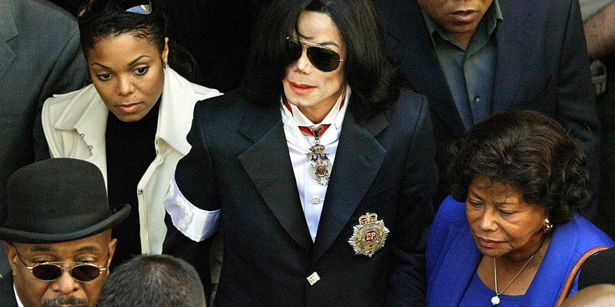 Michael Jackson, saliendo de la Corte en la ciudad de Santa Maria (California) donde se le acusaba por abuso sexual.