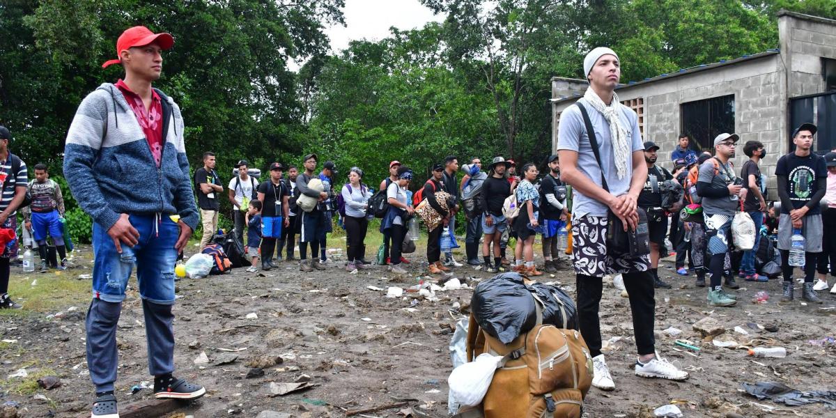 Migrantes esperando la salida hacia Capurganá.