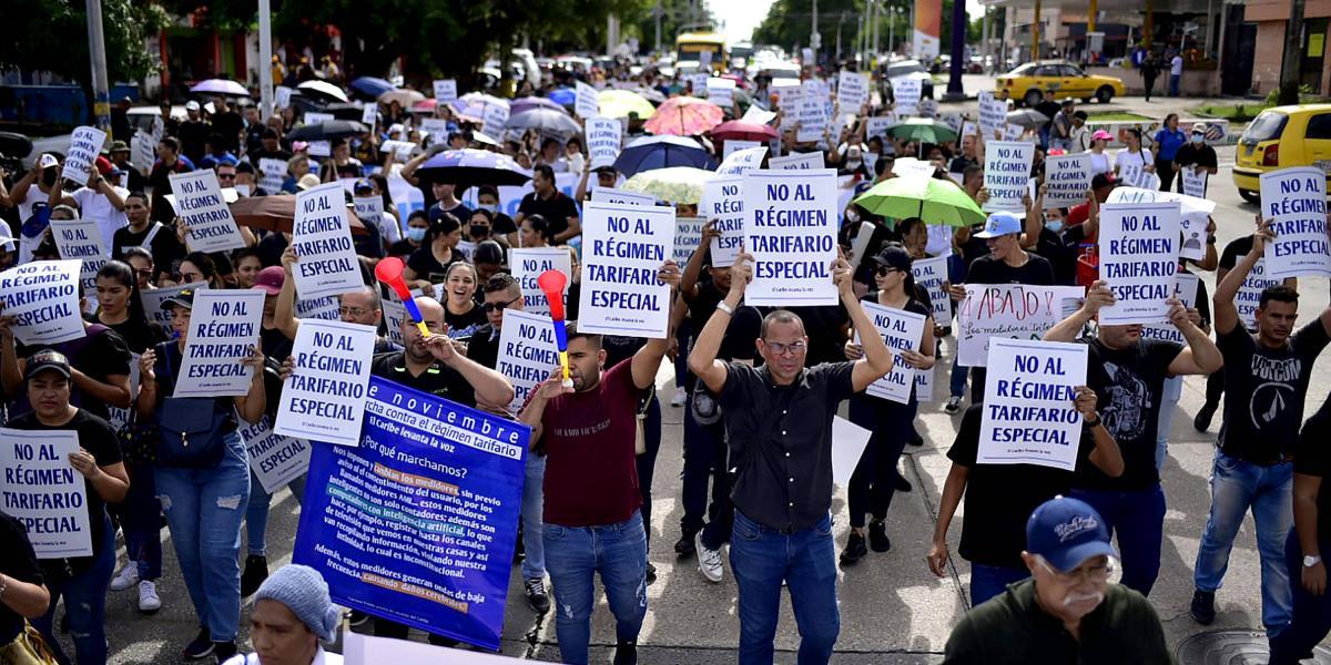 Los manifestantes durante el recorrido en Barranquilla.