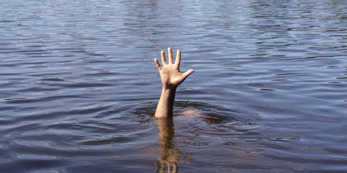 Los rescatistas hicieron todo para rescatar a los dos pescadores, pero los globos impidieron que pudieran ver a los jóvenes ente la millonada de globos flotando en el lago.