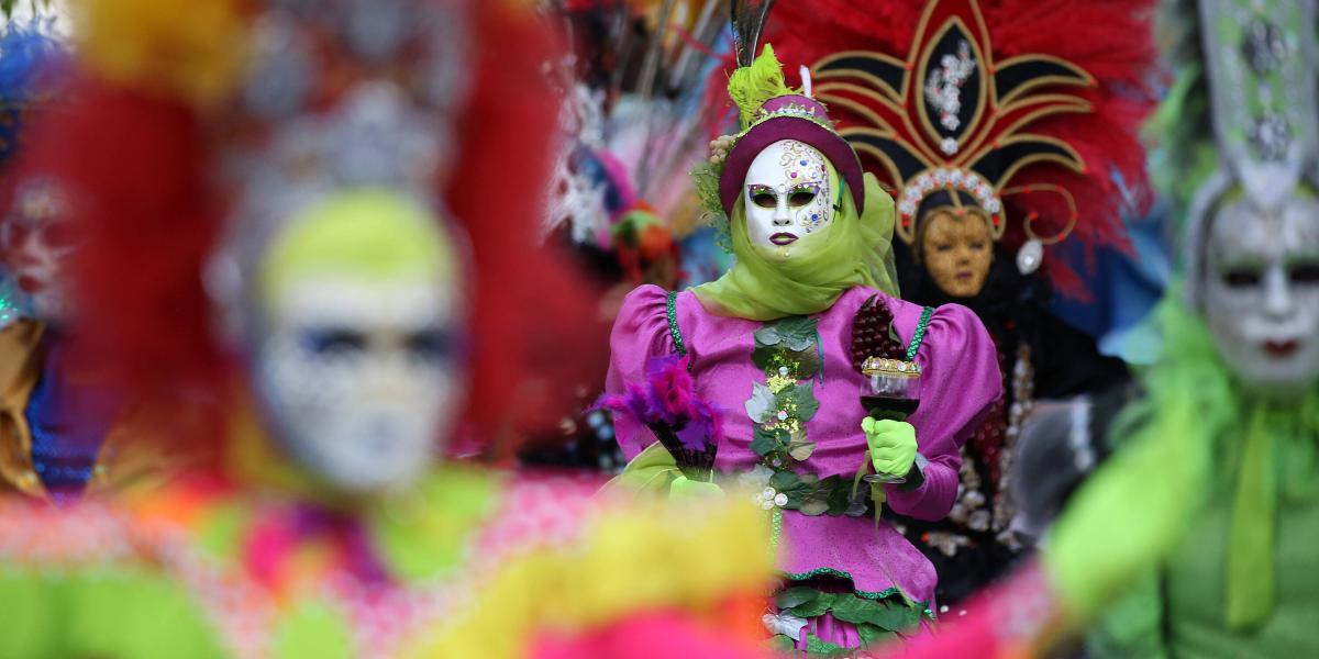 En la Autopista Suroriental, sobre la Calle de la Feria, miles de personas en Cali disfrutaron el segundo día de la 65 Feria de Cali, con el desfile Las Fiestas de Mi Pueblo, organizado por la Gobernación del Valle, en el que todos los municipios del Valle del Cauca mostraron su alegría, cultura, costumbres y creencias, durante cerca de dos kilómetros.