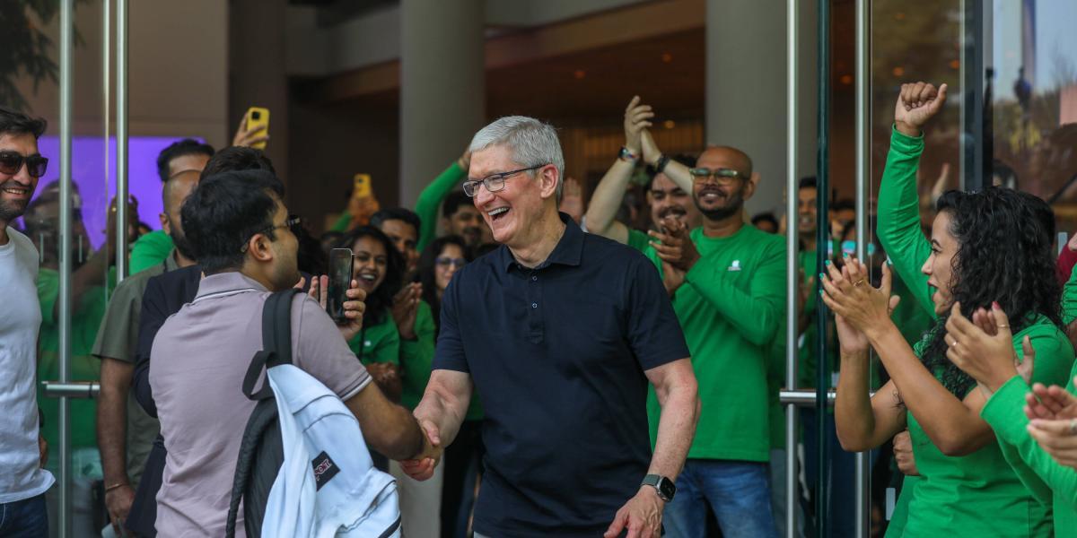 Tim cook abre la primera tienda de apple en India