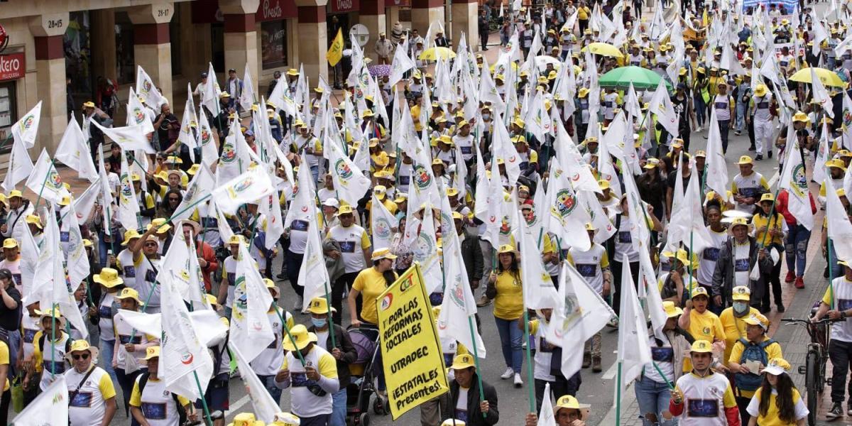 Los gremios se movilizan en Bogotá el Día del Trabajo.