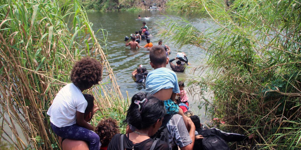 Migrantes cruzan el río Bravo para intentar ingresar a Estados Unidos hoy, en Matamoros.