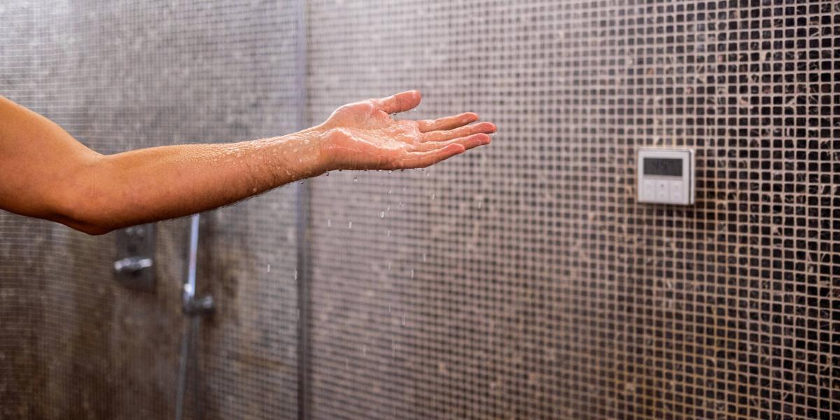 En el caso de los hombres, expertos aconsejan bañarse la zona con agua.