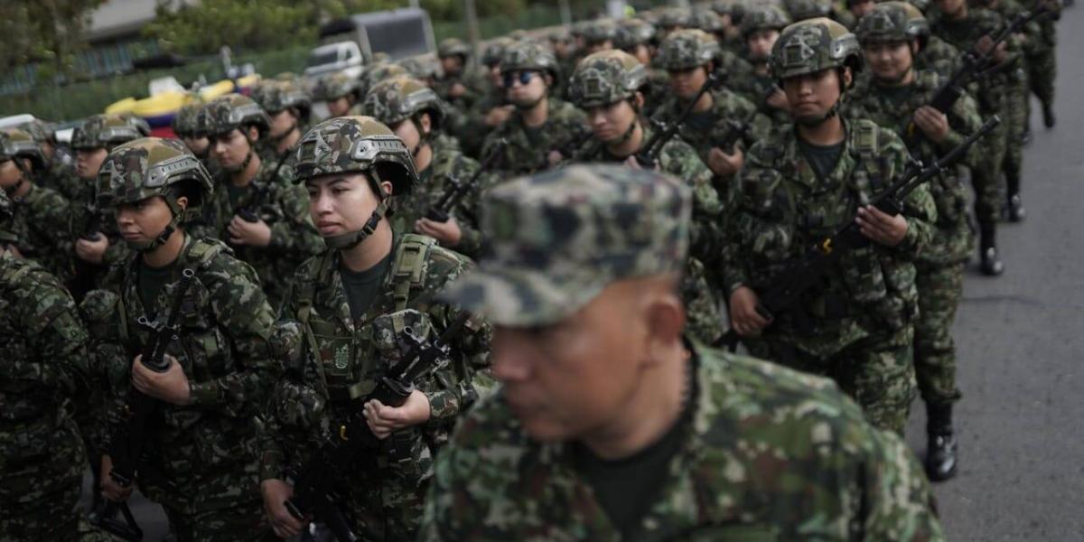 Hoy se celebra los 213 años del grito de independencia de Colombia y así mismo el Bicentenario Naval, en el que participan más de 9.000 hombres y mujeres de las diferentes Fuerzas Militares y de la Policía, los  que harán parte del tradicional desfile que se llevara en el tramo norte de la Av Boyacá de La ciudad de Bogotá.