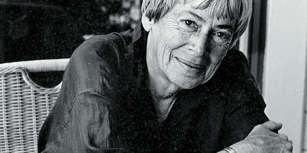 Este retrato de Le Guin ilustra la portada de los poemas de En busca de mi elegía.