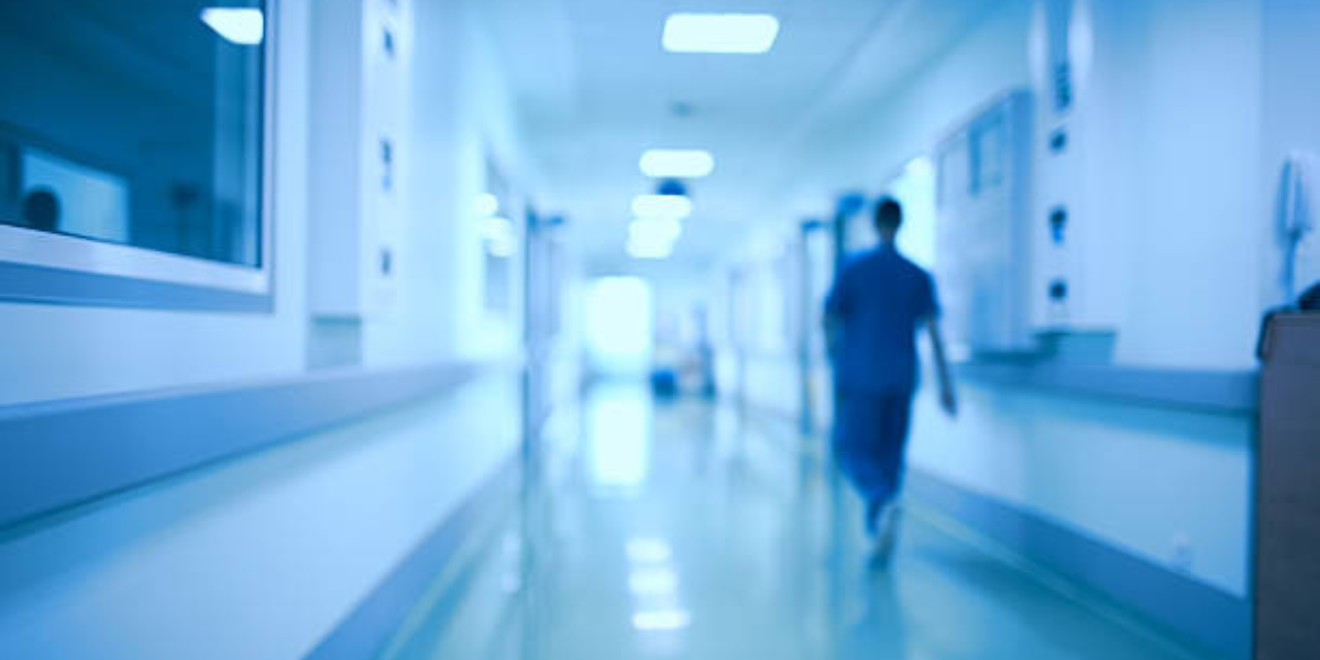 Las tres enfermeras fueron despedidas de sus puestos después de no brindar asistencia a la paciente, a pesar de estar a una corta distancia de ella.