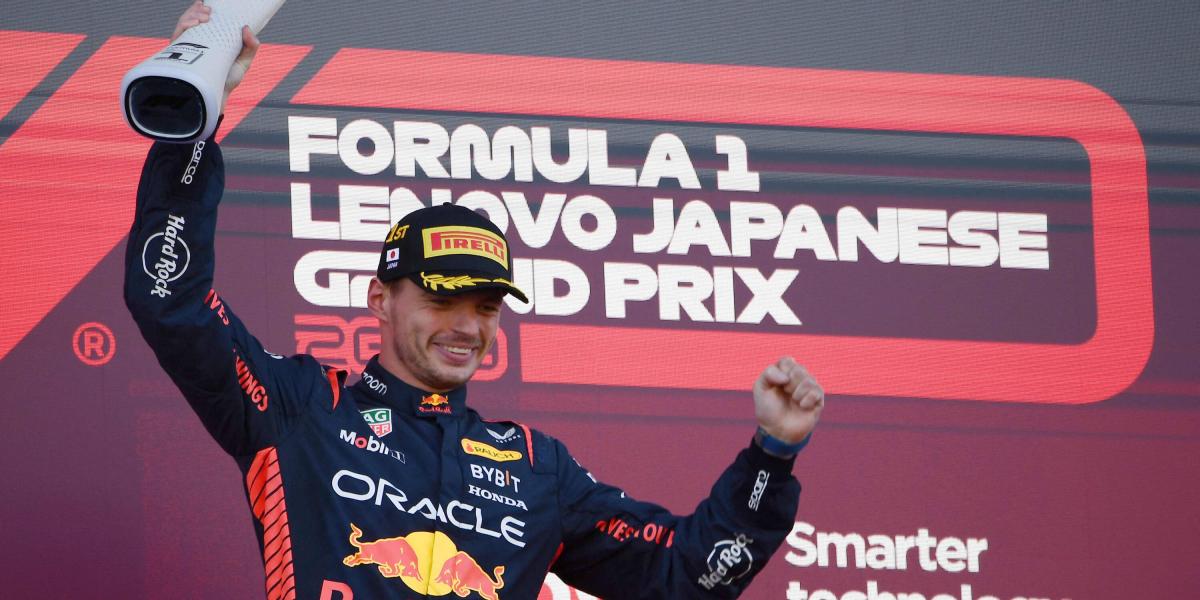 Max Verstappen celebra en el podio al finalizar el Gran Premio de Japón de Fórmula Uno en el circuito de Suzuka.