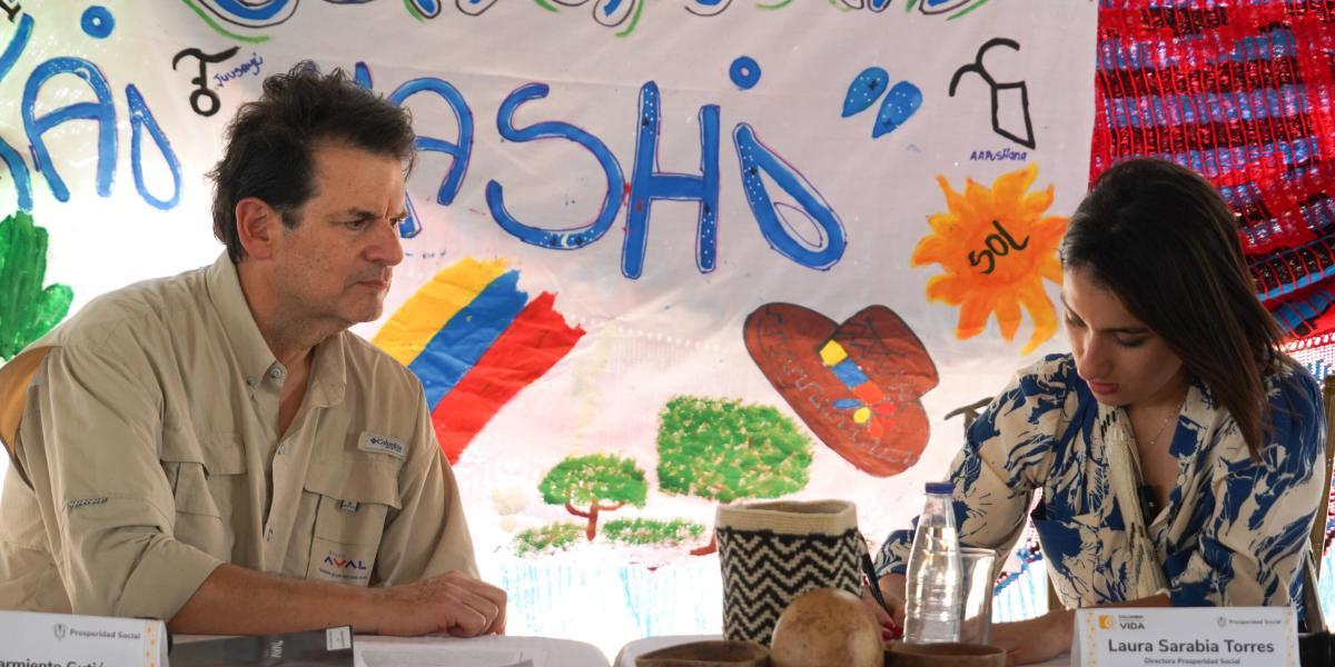 Guajira, 13 diciembre 2023. Luis Carlos Sarmiento Gutiérrez, director del grupo Aval, Laura Sarabia directora de Prosperidad Social y Diala Wilches gobernadora de la Guajira,  firman acuerdo para el suministro de agua y energía a varias comunidades de la Guajira.