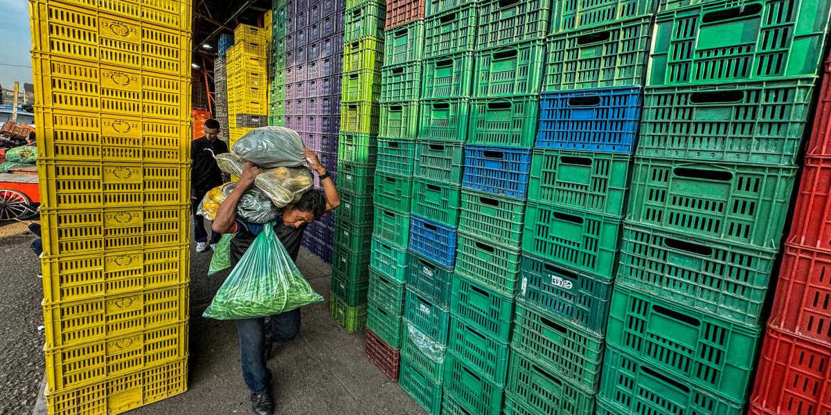 Precio de alimento en Corabastos han fluctuado en este comienzo de año, y algunos de los factores son el flujo intermitente de vehículos por la vía al llano. Bogotá 3 de enero del 2023. FOTO  @mauriciomorenofoto MAURICIO MORENO EL TIEMPO CEET