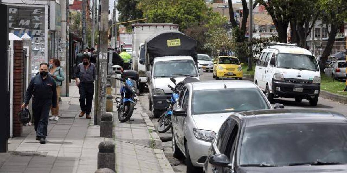 Carros mal parqueados