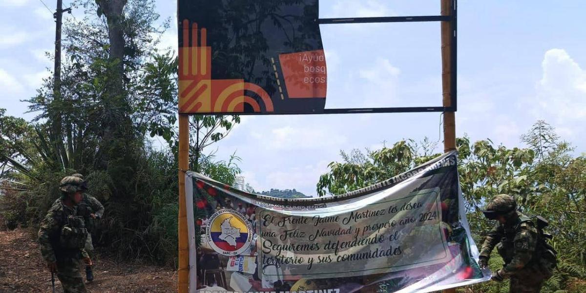 Soldados desmontaron pancartas de las disidencias de las Farc en zona rural de Jamundí.