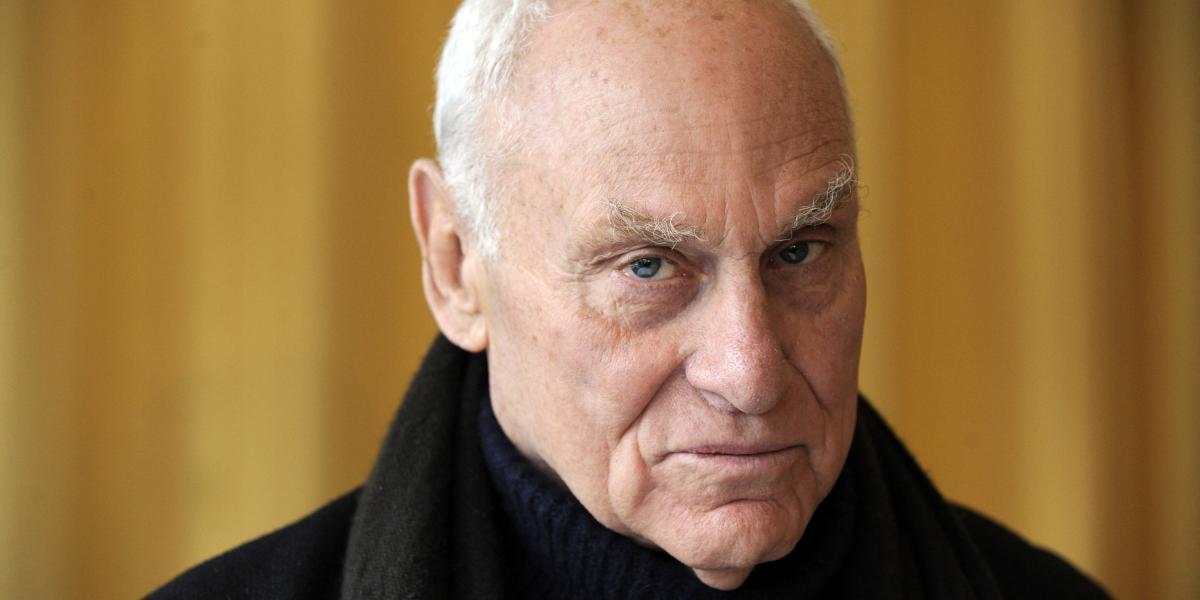 (FILES) US sculptor Richard Serra poses before the inauguration of his creation "Slat" in La Defense, near Paris on December 15, 2008. Serra died on March, 26, 2024 at the age of 85. (Photo by BERTRAND GUAY / AFP)