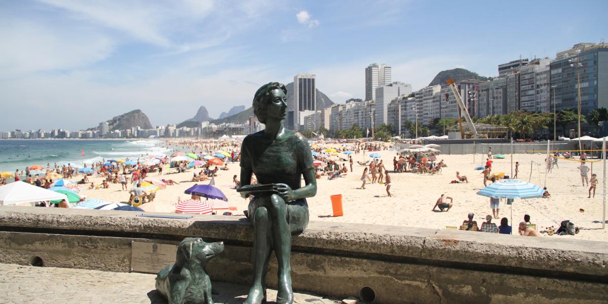 La estatua de Clarice Lispector junto a su perro Ulises en la playa de Leme, en Río de Janeiro, desde el 2016