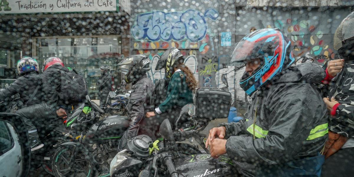 Lluvia en Bogotá , Las lluvias llegan a la ciudad hoy 16 de mayo del 2024 . FOTO MAURICIO MORENO EL TIEMPO CEET