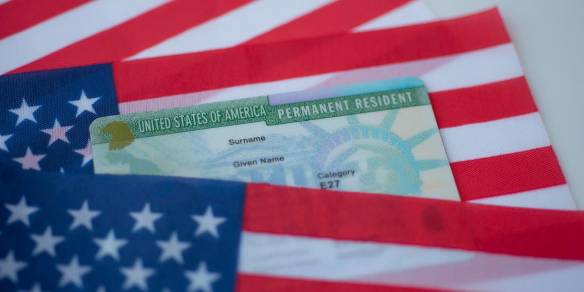 La green card permite vivir y trabajar en Estados Unidos.