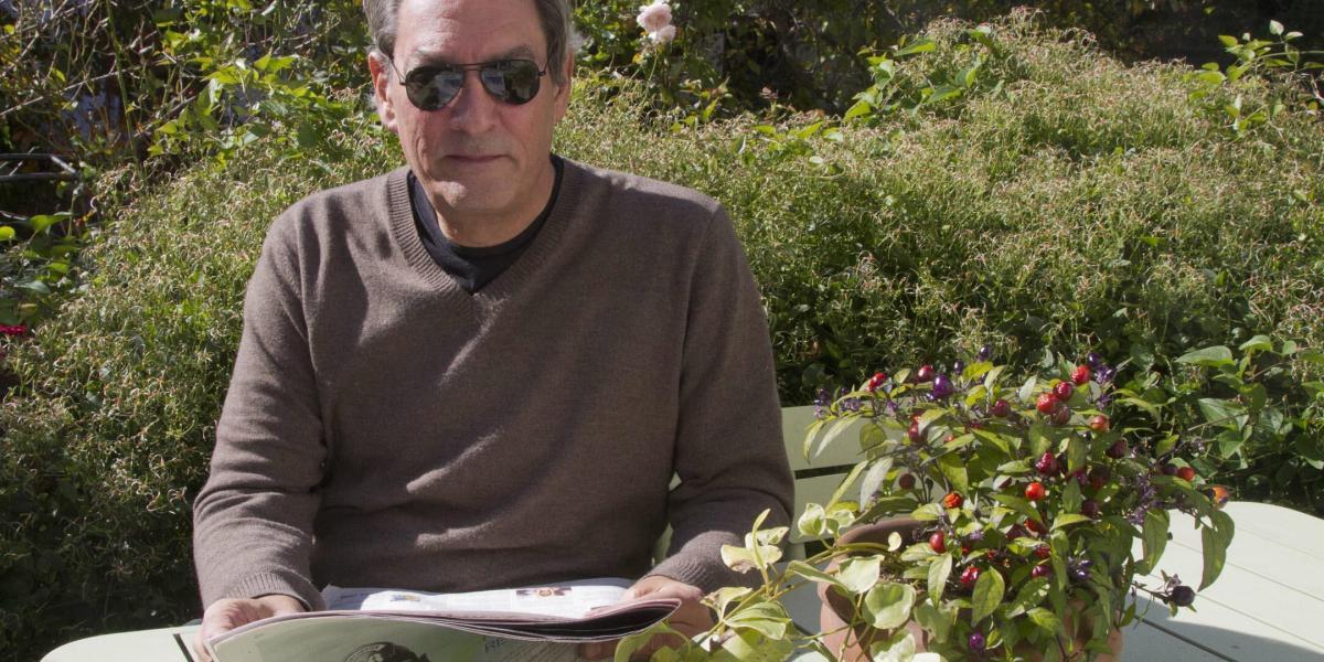 El escritor estadounidense Paul Auster posa en el jardín de su casa del barrio de Brooklyn en la ciudad de Nueva York. Auster falleció el 30 de abril de este año.