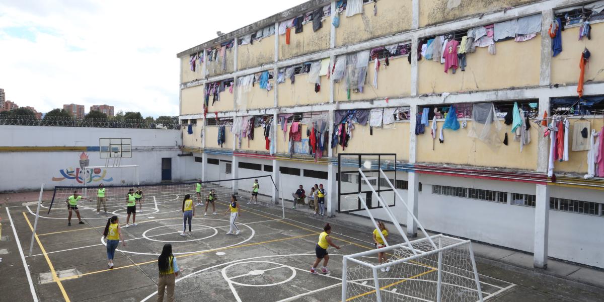 Bogota Mayo 31 de 2024.  El Magistrado Jorge Enrique Ibáñez de la Corte Constitucional realizara una visita para revisar la situación de los detenidos en Cárcel Buen Pastor de Bogotá, luego de varias quejas de la poblacion carcelaria por la comida principalmente entre otras cosas.  Foto:  @Miltondiazfoto / El Tiempo