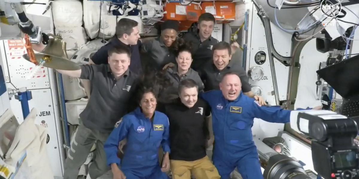 Esta captura de pantalla de la NASA muestra a los astronautas Suni Williams (sentado a la izquierda) y Butch Wilmore (sentado a la derecha) posando con la tripulación de la Estación Espacial Internacional (EEI) tras el acoplamiento de la nave SpaceX Starship el 6 de junio de 2024. Una cápsula Boeing Starliner que transportaba a sus primeros astronautas de la NASA se acopló el jueves a la Estación Espacial Internacional tras superar algunos problemas que afectaban a su sistema de propulsión. La Starship es vital para los planes de la NASA de aterrizar astronautas en la Luna a finales de esta década, y para las esperanzas del CEO de SpaceX, Elon Musk, de colonizar Marte con el tiempo. (Foto de Nicholas KAMM / NASA / AFP) /