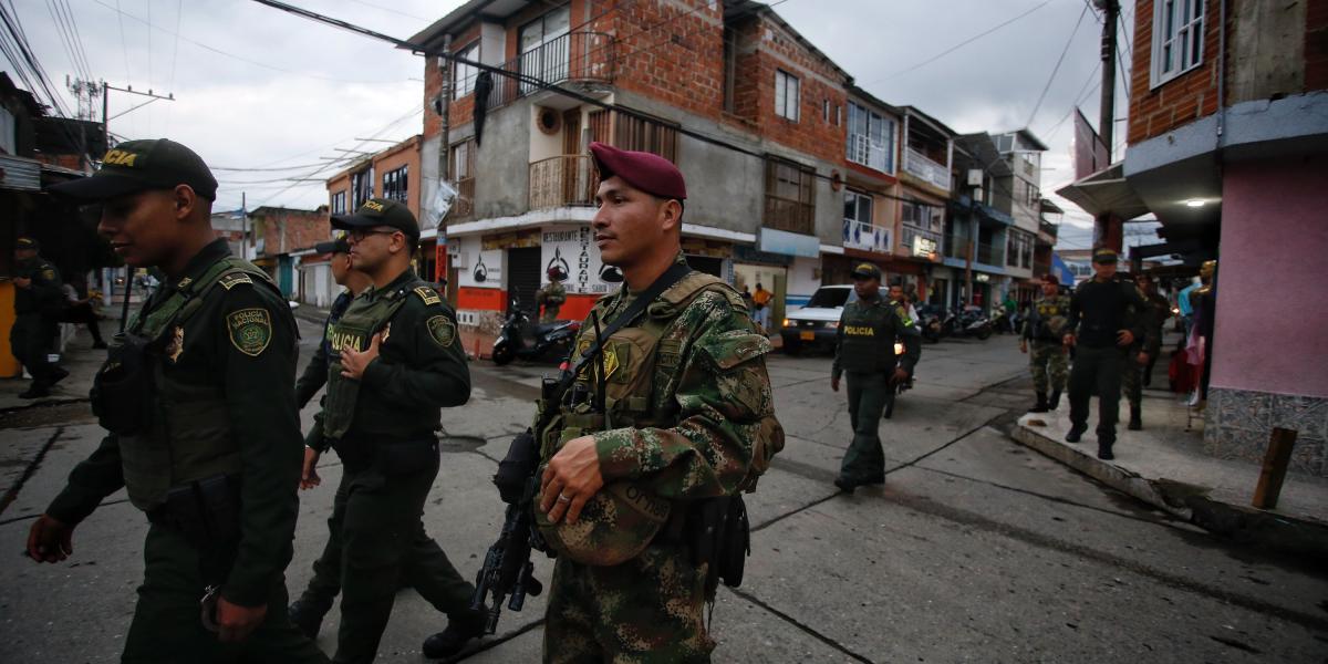 Cali Colombia 16 de junio de 2024 
En cumplimiento del compromiso con los jamundeños, este fin de semana se puso en marcha una Caravana de Seguridad como parte de la estrategia liderada por la Gobernación del Valle del Cauca, la Policía Nacional, el Ejército y el Gaula, para garantizar la tranquilidad en el territorio.
Con la presencia de 132 policías de diferentes especialidades, así como soldados del Batallón Pichincha y unidades de tránsito se adelantan controles en diferentes sectores del municipio.
Fotos Santiago Saldarriaga Quintero / EL TIEMPO