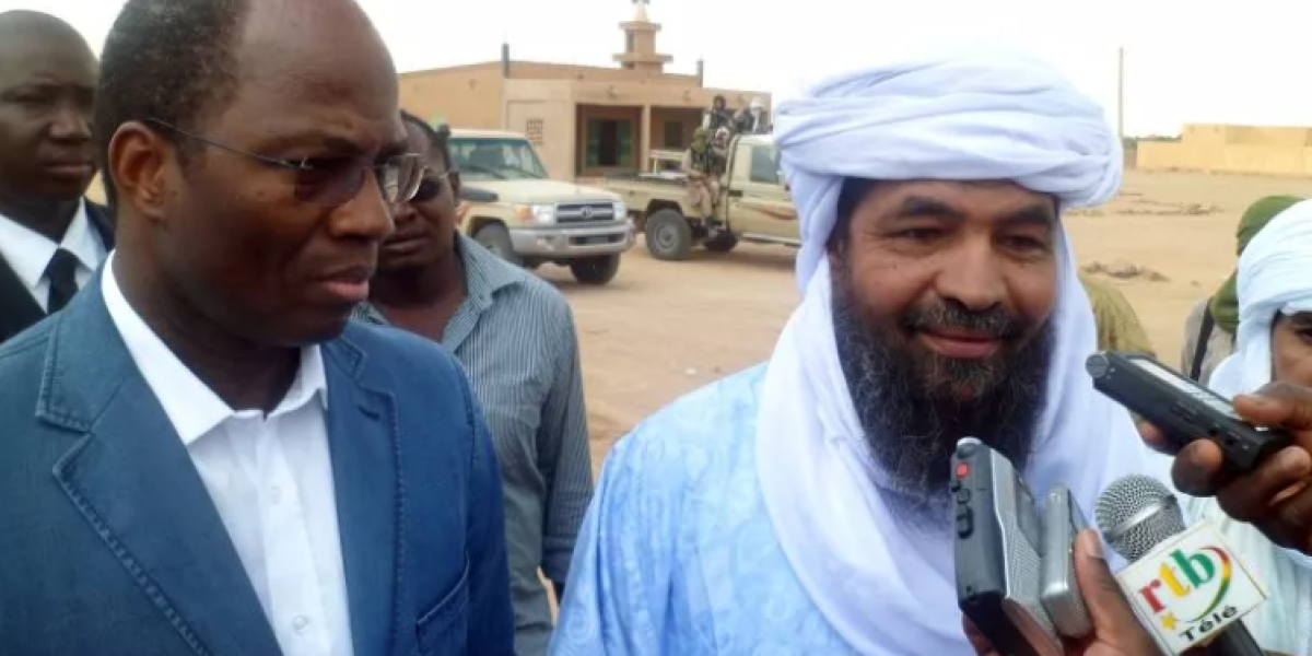 El líder de Ansar Dine, Iyad Ag Ghaly (R), habla junto al entonces Ministro de Asuntos Exteriores de Burkina Faso, Djibrille Bassole, en el aeropuerto de Kidal, al norte de Malí, el 7 de agosto de 2012.