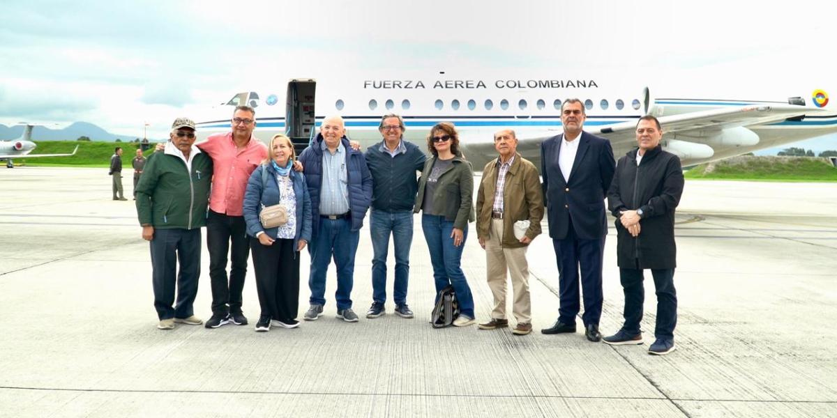 En la tarde de este domingo, en un avión de la Fuerza Aérea Colombiana, los delegados designados por el presidente Gustavo Petro viajaron a Venezuela.