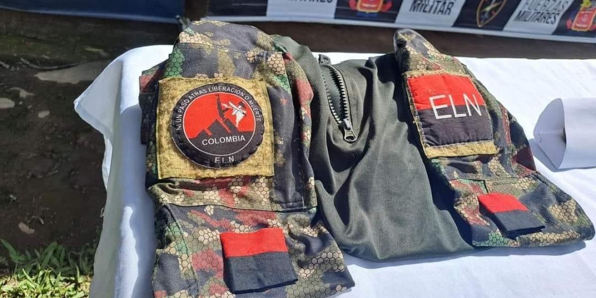 Emblemas del Eln en varios de los elementos hallados en el operativo.