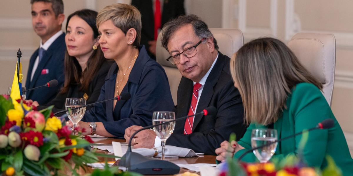 La Primera Dama, Verónica Alcocer; el presidente Gustavo Petro; y la directora del Dapre, Laura Sarabia.