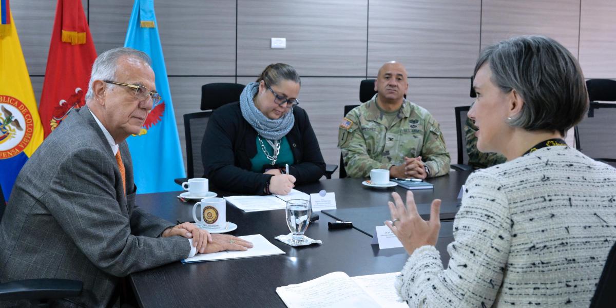 Mindefensa con  la subsecretaria adjunta para el Hemisferio Occidental de Estados Unidos, Ana Janaina Nelson.