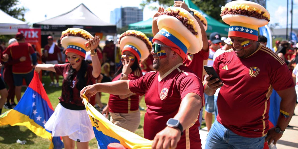 Hinchas venezolanos llegan a alentar a su selección en el partido contra Jamaica en Austin.