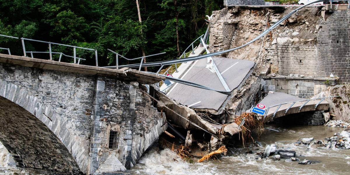 Un puente colapsó como consecuencia de la inundación. Hay varios desaparecidos.
