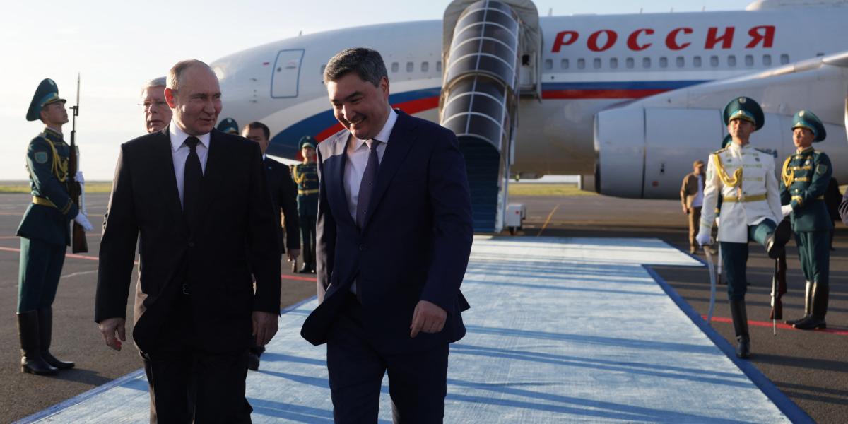 El primer ministro kazajo, Olzhas Bektenov, da la bienvenida al presidente de Rusia, Vladimir Putin, a la llegada del líder ruso al aeropuerto de Astaná.