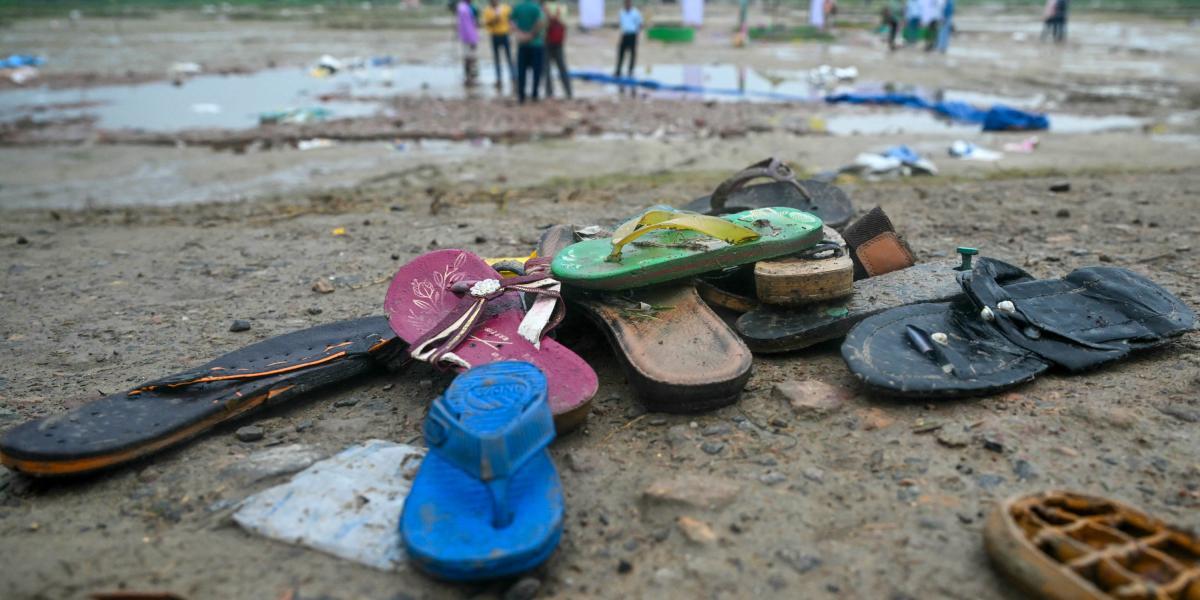 Zapatos en el lugar de una estampida en Hathras, en el estado indio de Uttar Pradesh.