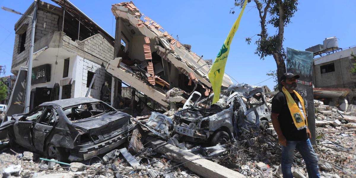 Restos de un vehículo tras bombardeo israelí sobre el Líbano.