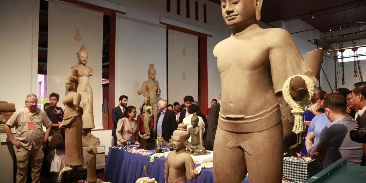 Funcionarios camboyanos asisten a una ceremonia de entrega en el Museo Nacional de Phnom Penh, Camboya, el 04 de julio de 2024.