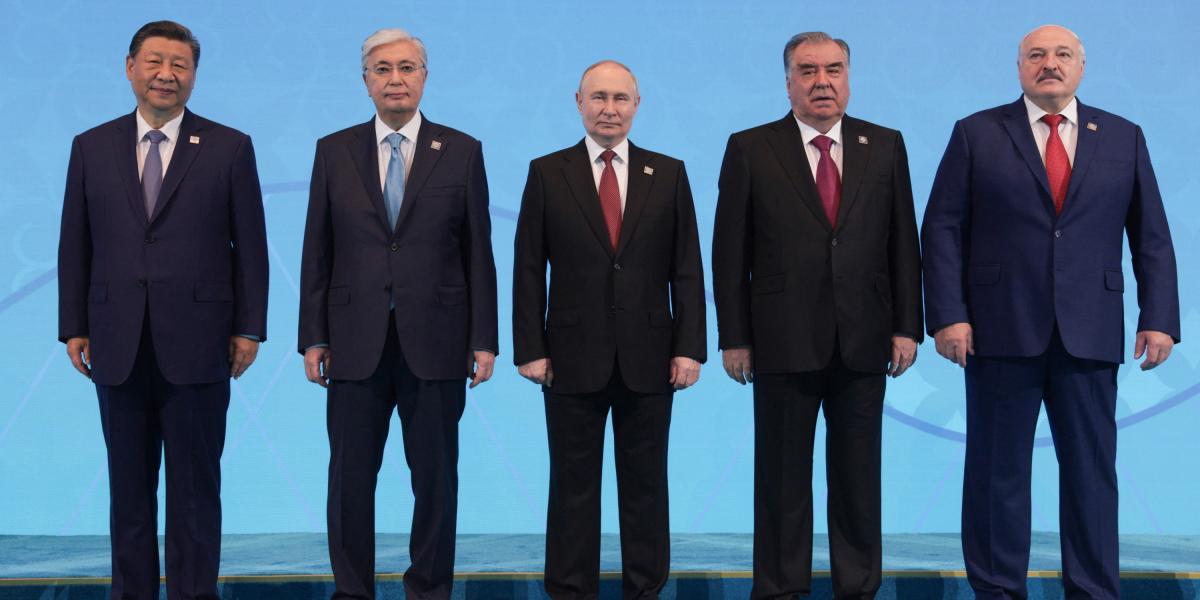 El presidente chino, Xi Jinping; el presidente kazajo, Kassym-Jomart Tokayev; el presidente ruso, Vladimir Putin; el presidente de Tayikistán, Emomali Rakhmon; y el presidente bielorruso, Alexander Lukashenko.