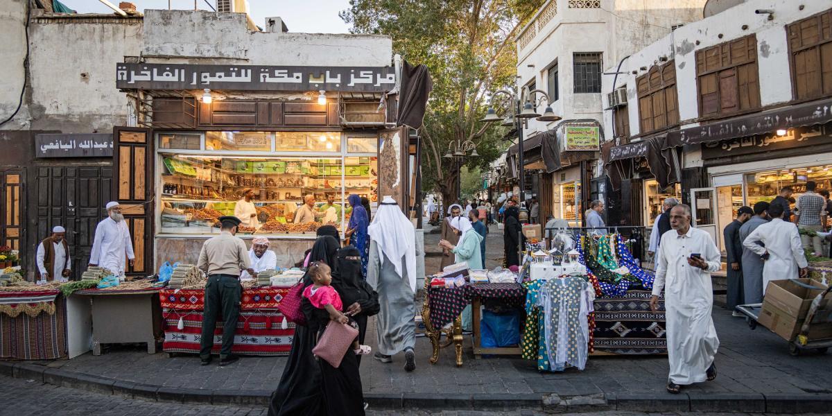 Un mercado al aire libre en Yeda, ciudad costera siendo desarrollada más al buscar Arabia Saudita atraer a visitantes.