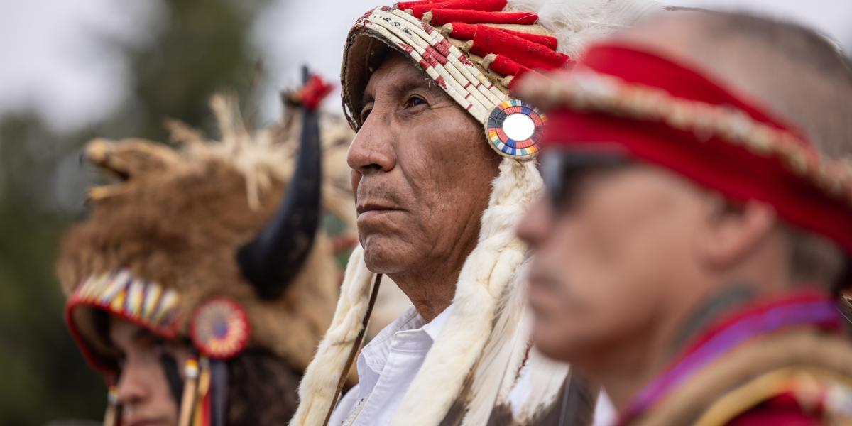 El jefe Arvol Looking Horse dirige ceremonia en el Parque Yellowstone para honrar el nacimiento de un búfalo blanco.