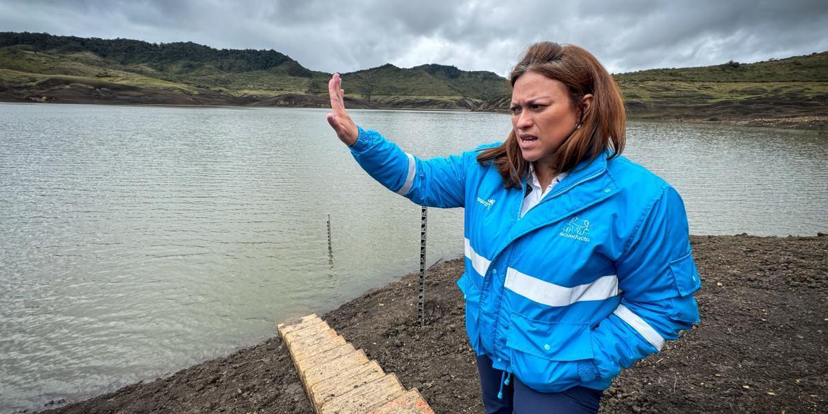 La gerente de la Empresa de Acueducto de Bogotá, Natasha Avendaño, visita el embalse de Chuza.