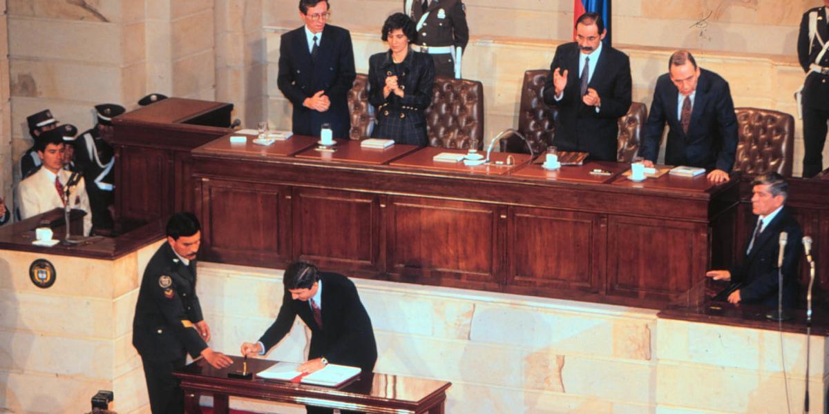 31 de julio 1991 Tras cinco meses de deliberaciones, la Asamblea Nacional Constituyente (ANC) aprobó la nueva Constitución de la República de Colombia.