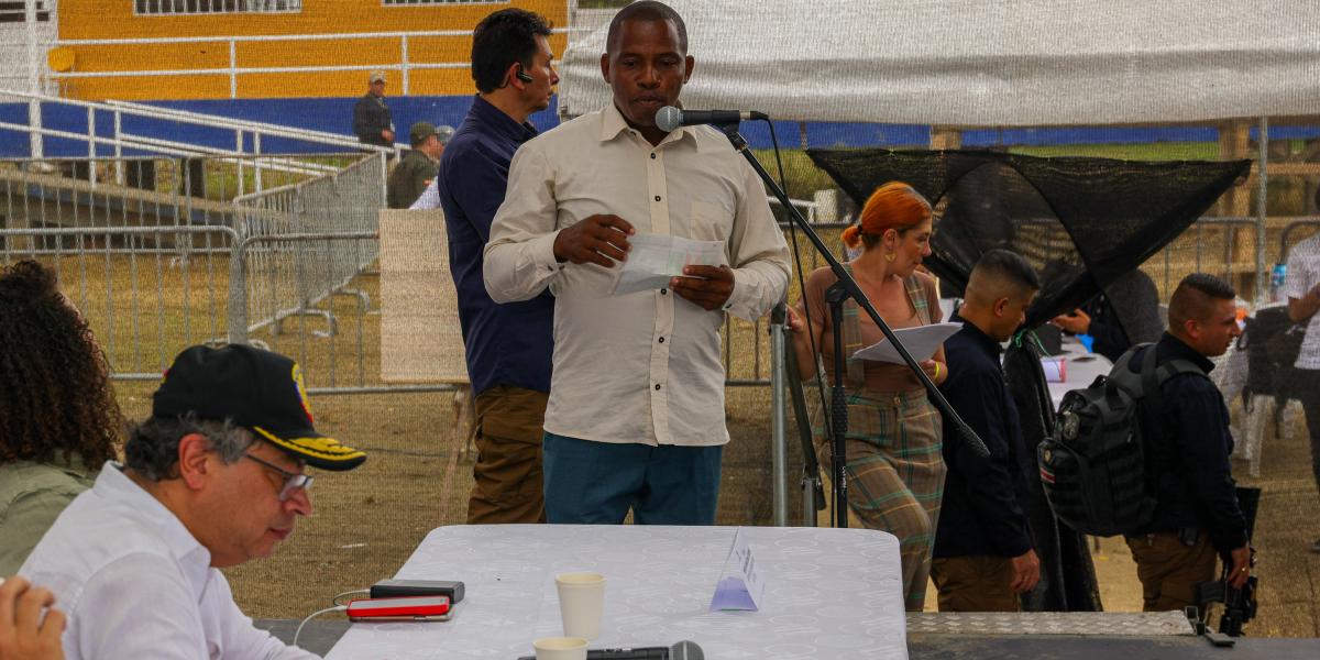 Saúl Palacio Calvo, líder social del Chocó, habla al presidente Gustavo Petro