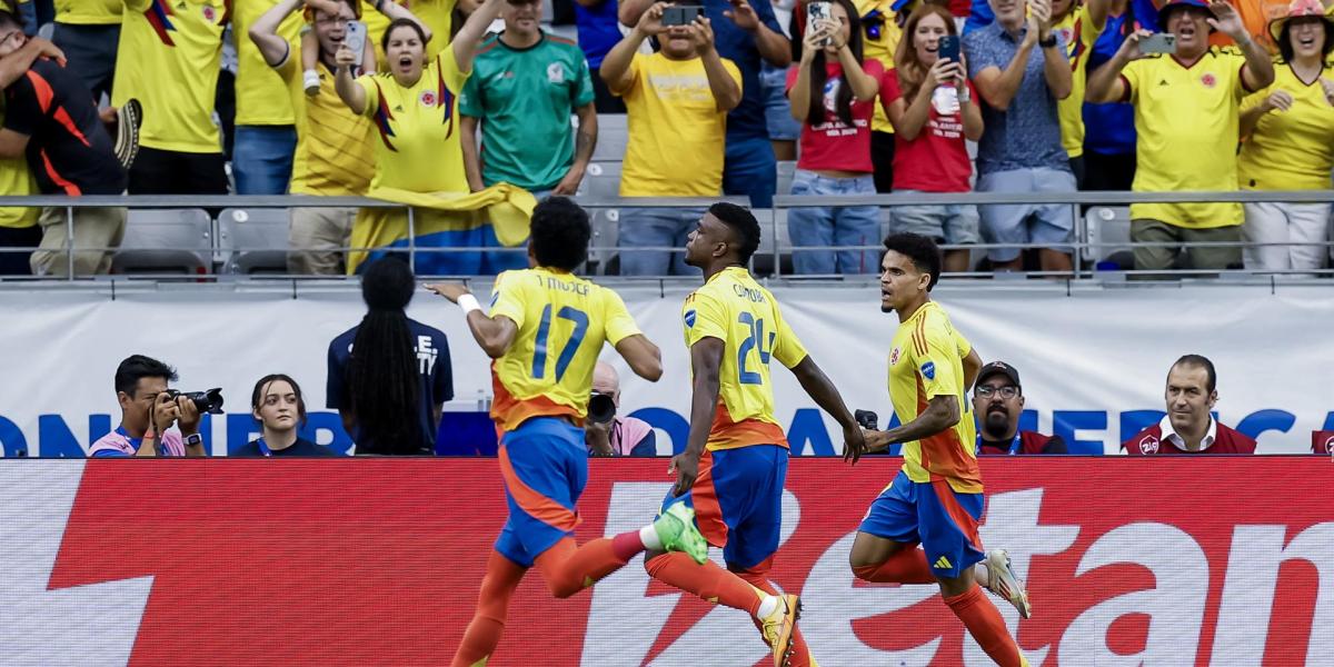 Al finalizar el primer tiempo, la Selección Colombia gana 3-0 contra Panamá.