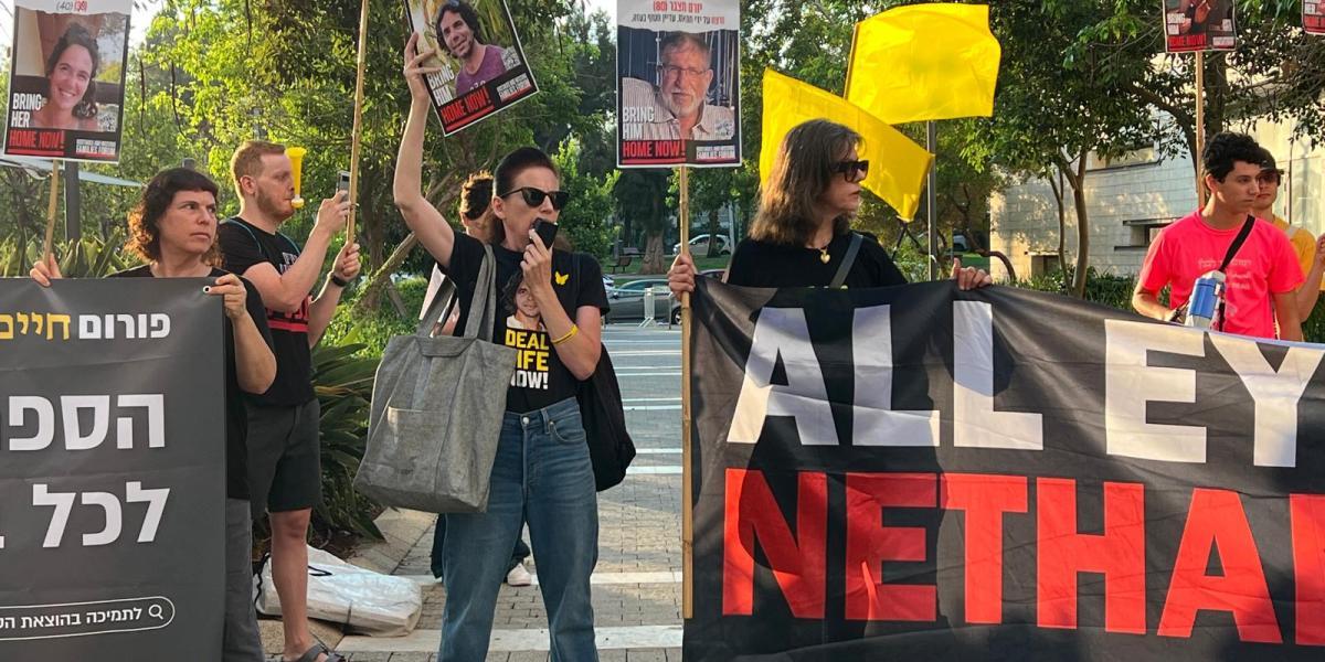 Varios manifestantes cerca de la casa del presidente de la Knesset, Amir Ohana, del partido Likud, en Tel Aviv. Manifestantes israelíes han convocado protestas a lo largo de todo este domingo y por todo el país al cumplirse nueve meses de la guerra en la Franja de Gaza, para reclamar un acuerdo de tregua que permita el regreso de todos los rehenes y la convocatoria de elecciones anticipadas.