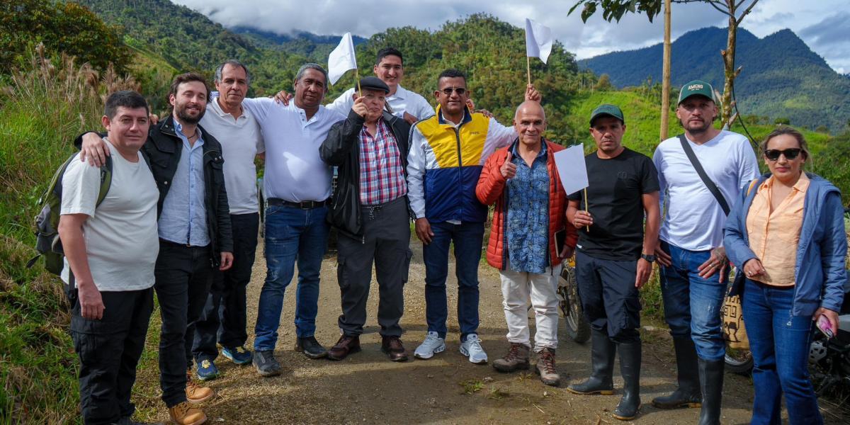 ''HH' y Patiño, en el cuarto y quinto lugar de la foto de izquierda a derecha